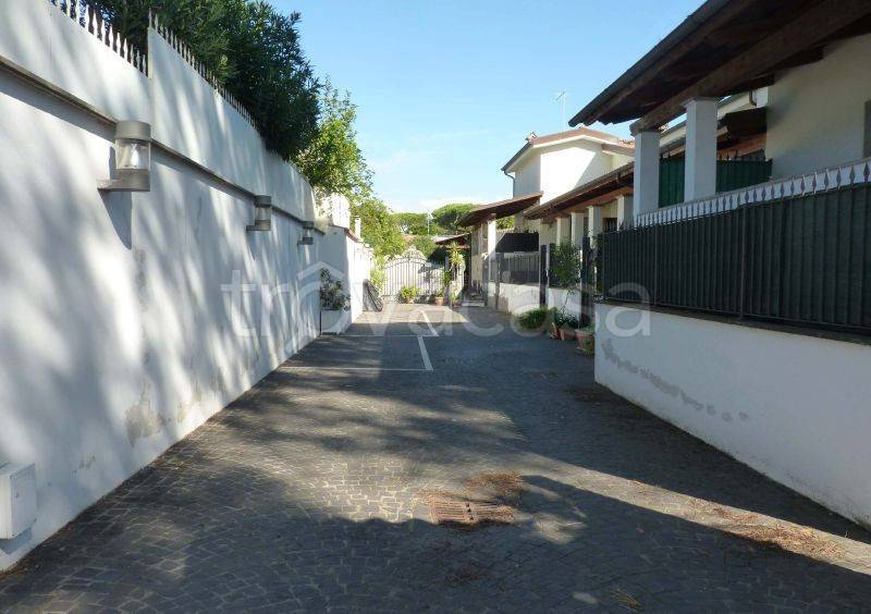 casa indipendente in vendita a Roma in zona Infernetto