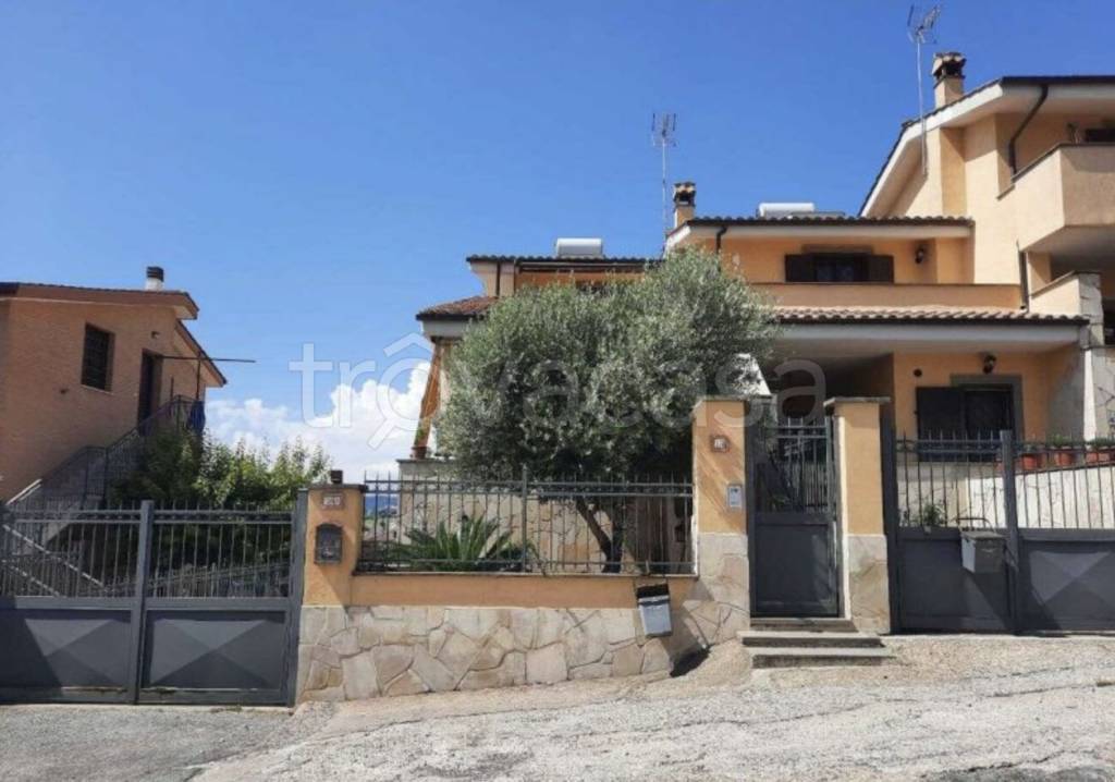 appartamento in vendita a Roma in zona Valle Muricana