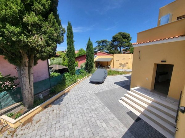 appartamento in vendita a Roma in zona Appio Pignatelli