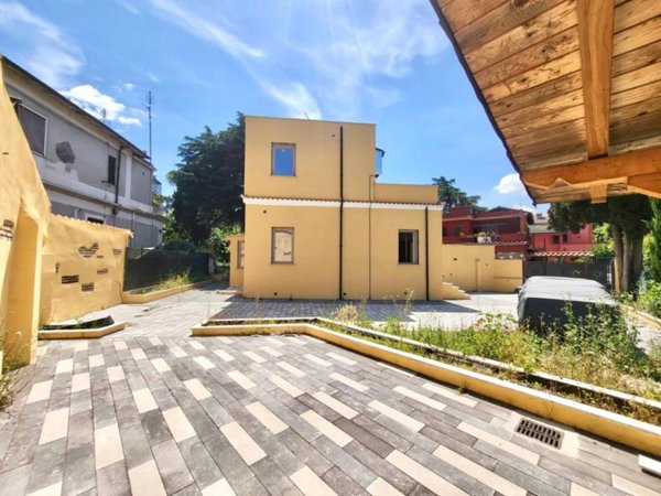 appartamento in vendita a Roma in zona Appio Pignatelli