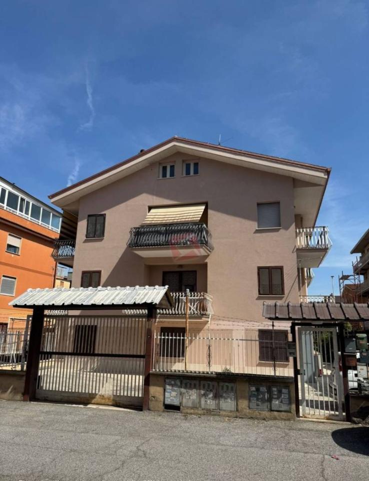 appartamento in vendita a Roma in zona Torre Angela