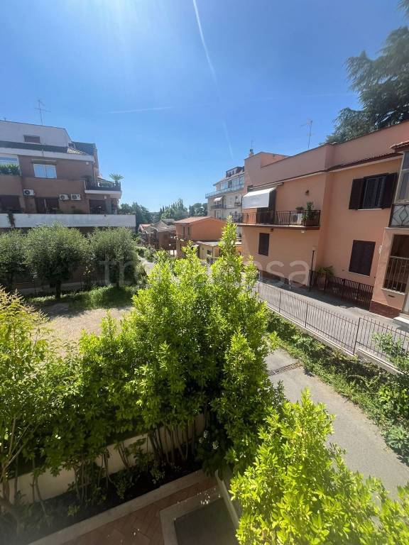 appartamento in vendita a Roma in zona Tomba di Nerone