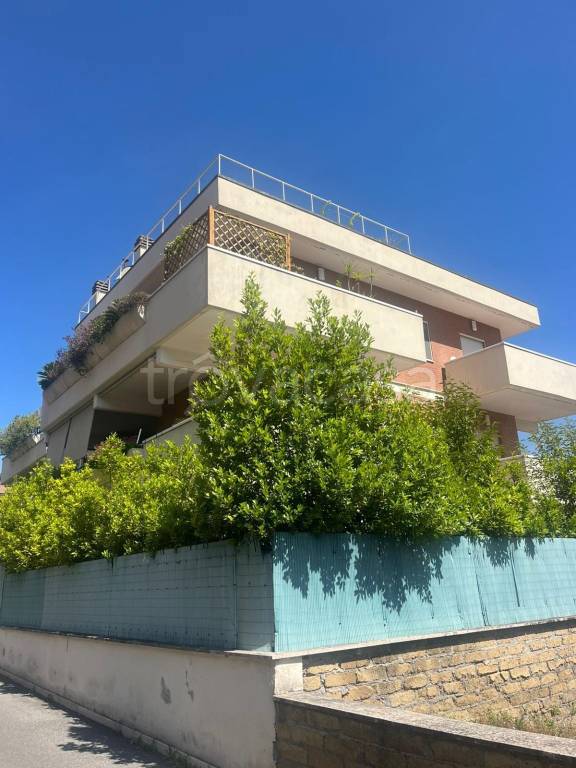 appartamento in vendita a Roma in zona Tomba di Nerone