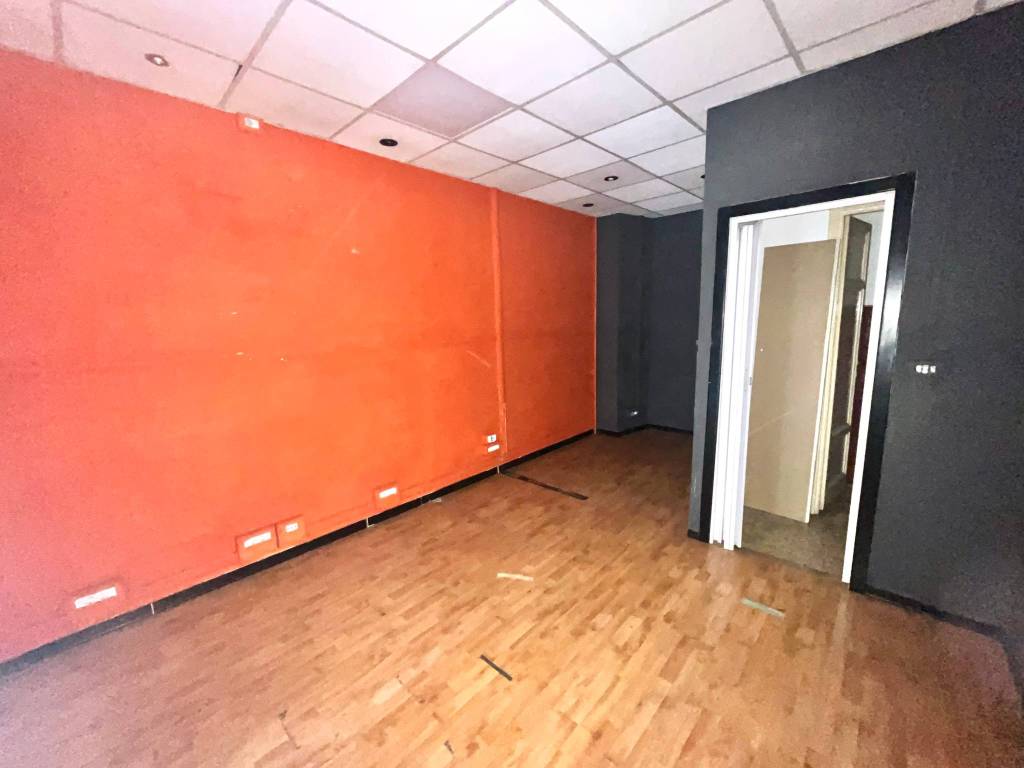 negozio in vendita a Roma in zona Cinecittà