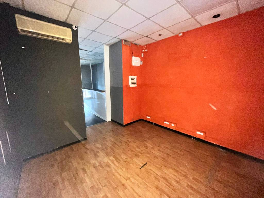 negozio in vendita a Roma in zona Cinecittà