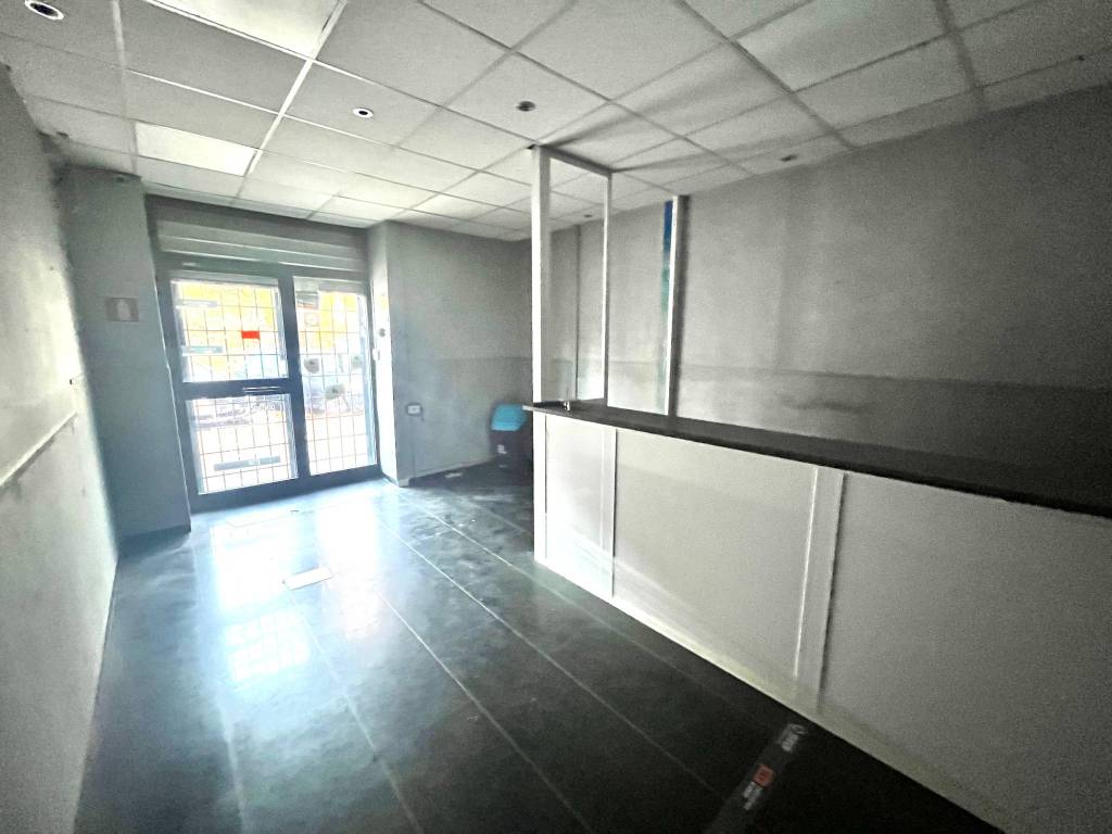 negozio in vendita a Roma in zona Cinecittà