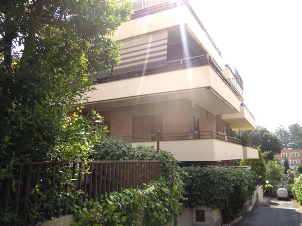 appartamento in vendita a Roma in zona Tomba di Nerone