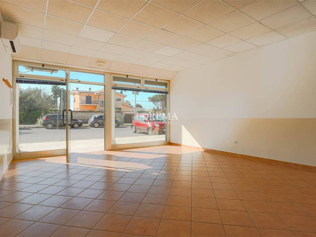 negozio in vendita a Roma in zona Infernetto