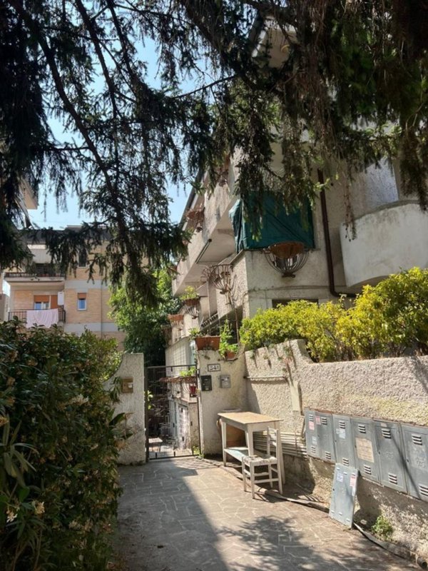 appartamento in vendita a Roma in zona Tomba di Nerone