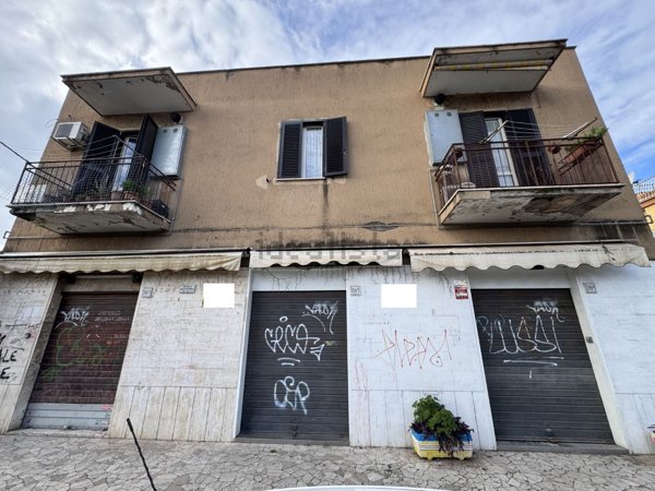 negozio in vendita a Roma in zona Torre Maura
