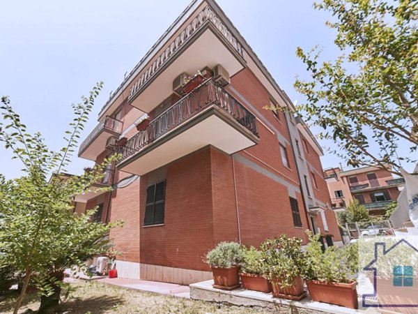 appartamento in vendita a Roma in zona Torre Angela