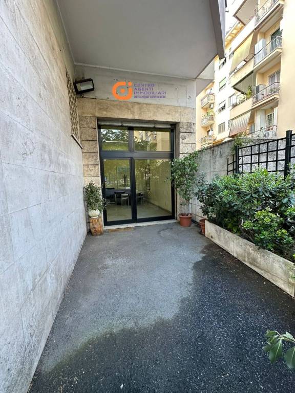 negozio in vendita a Roma in zona Appio Latino