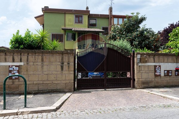 appartamento in vendita a Roma in zona Axa