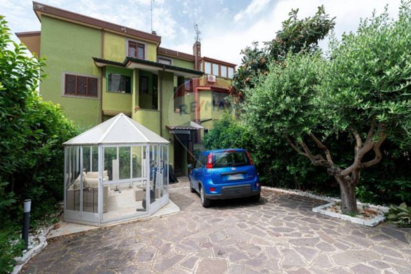 appartamento in vendita a Roma in zona Axa