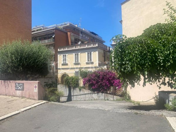 locale di sgombero in vendita a Roma in zona Tuscolano