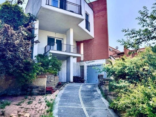 casa indipendente in vendita a Roma in zona Sette Bagni