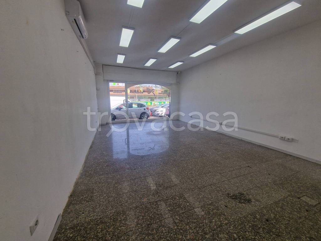 negozio in vendita a Roma in zona Pantan Monastero