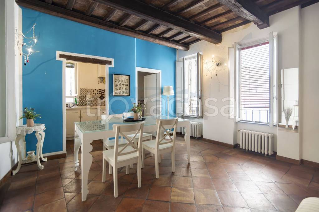 appartamento in vendita a Roma in zona Rione Regola