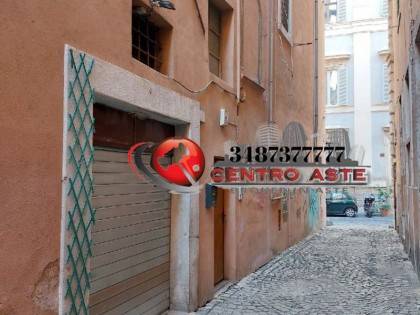 locale commerciale in vendita a Roma in zona Parione/Sant'Eustachio