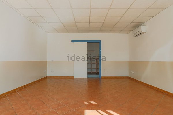 locale commerciale in vendita a Roma in zona Infernetto