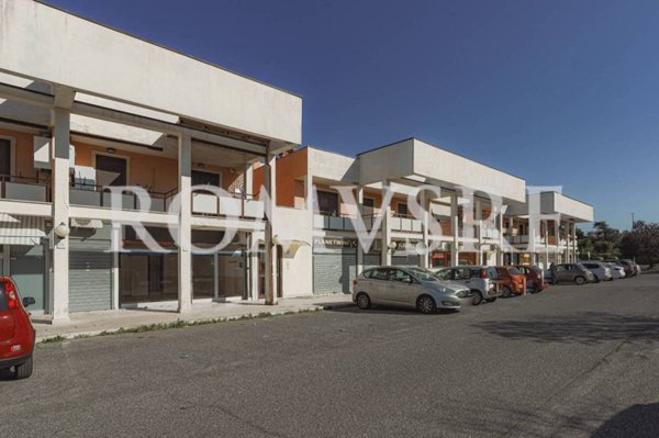 negozio in vendita a Roma in zona Infernetto