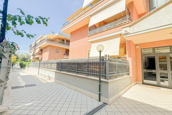 appartamento in vendita a Roma in zona Osteria del Curato