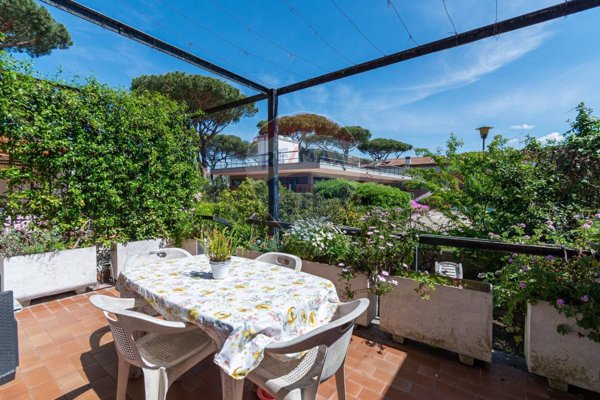 casa indipendente in vendita a Roma in zona Casal Palocco