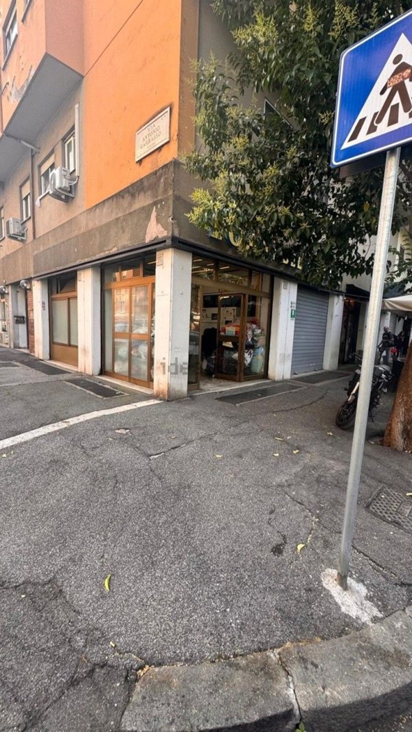 locale commerciale in vendita a Roma in zona Portuense