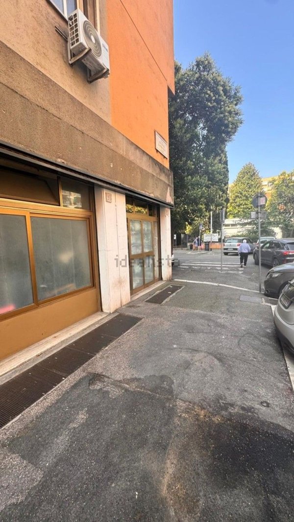 locale commerciale in vendita a Roma in zona Portuense