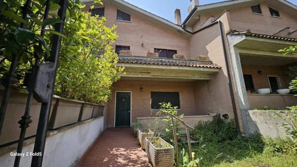 casa indipendente in vendita a Roma in zona Tomba di Nerone