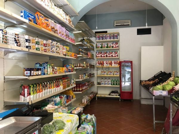 locale commerciale in vendita a Roma in zona Tuscolano