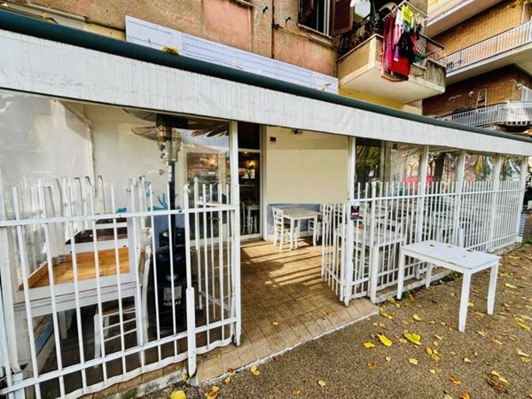 negozio in vendita a Roma in zona Cinecittà