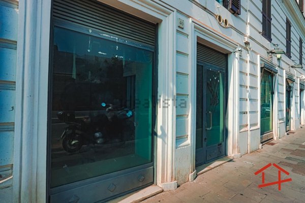 locale commerciale in vendita a Roma in zona Rione Monti/Campitelli