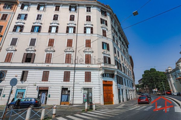 locale commerciale in vendita a Roma in zona Rione Monti/Campitelli