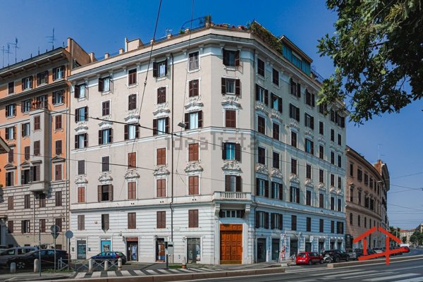 locale commerciale in vendita a Roma in zona Rione Monti/Campitelli