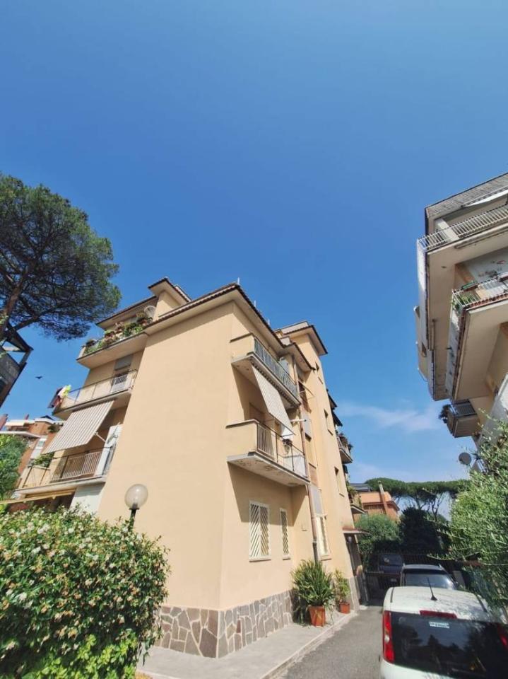 appartamento in vendita a Roma in zona Tomba di Nerone