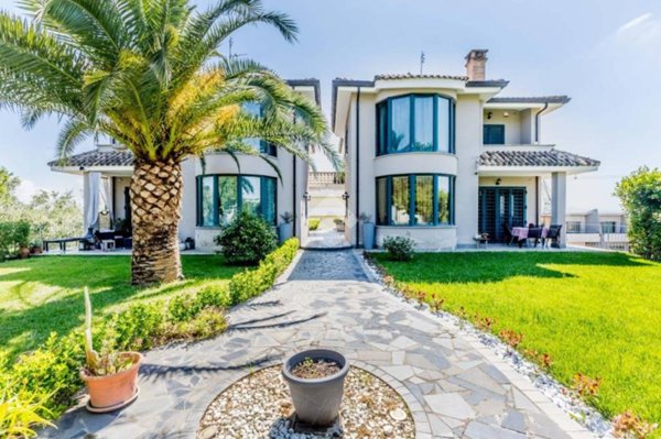 casa indipendente in vendita a Roma in zona Valle Muricana