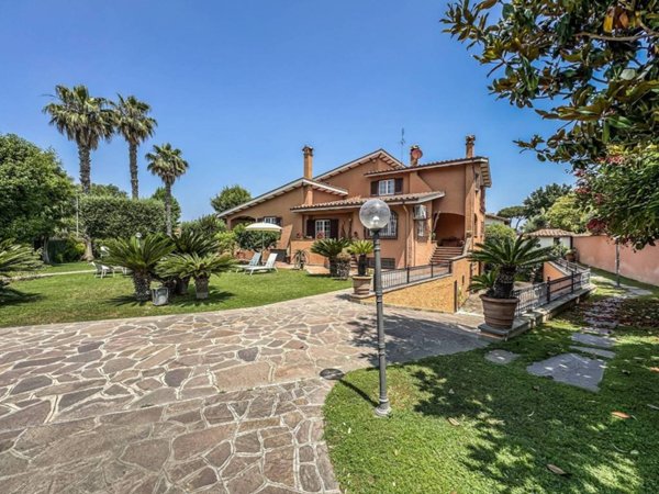 casa indipendente in vendita a Roma in zona Infernetto