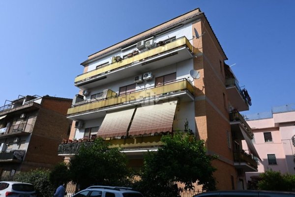 appartamento in vendita a Roma in zona Tor Bella Monaca