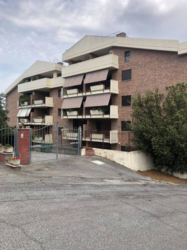 appartamento in vendita a Roma in zona Torrione Cerquetta