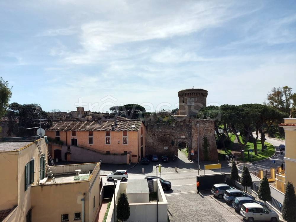 appartamento in vendita a Roma in zona Ostia Antica