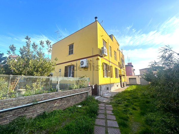 appartamento in vendita a Roma in zona Appio Pignatelli