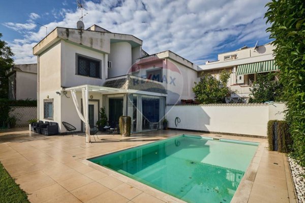 casa indipendente in vendita a Roma in zona Infernetto