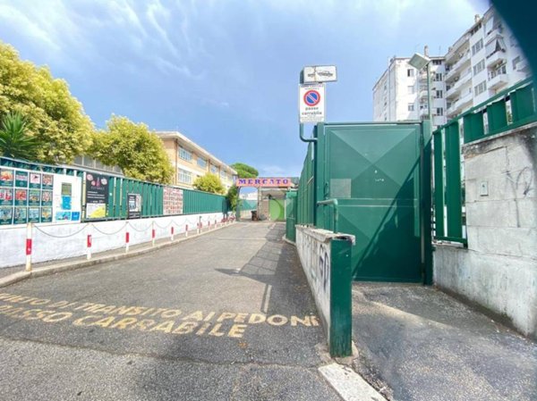 locale di sgombero in vendita a Roma in zona Cinecittà