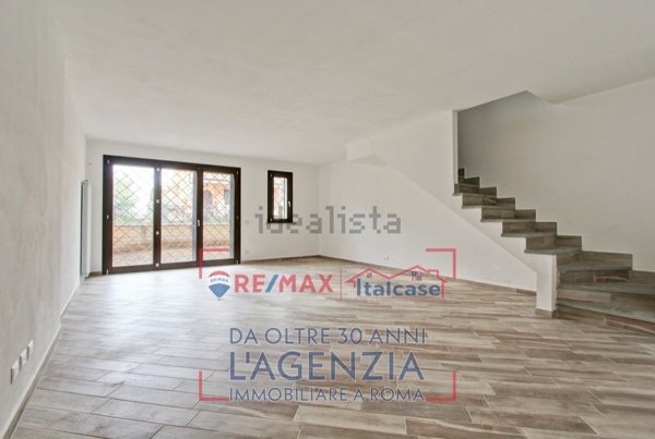 appartamento in vendita a Roma in zona Valle Santa