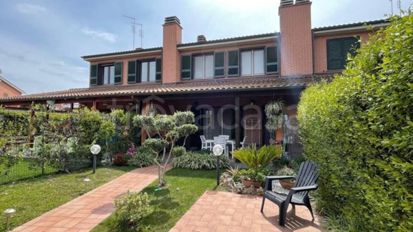 casa indipendente in vendita a Roma in zona Infernetto