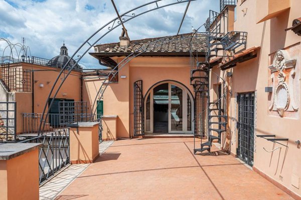 appartamento in vendita a Roma in zona Pigna - Sant'Angelo