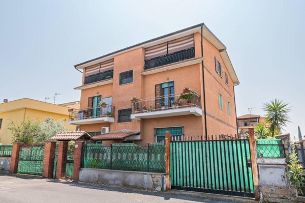 appartamento in vendita a Roma in zona Giardini di Corcolle