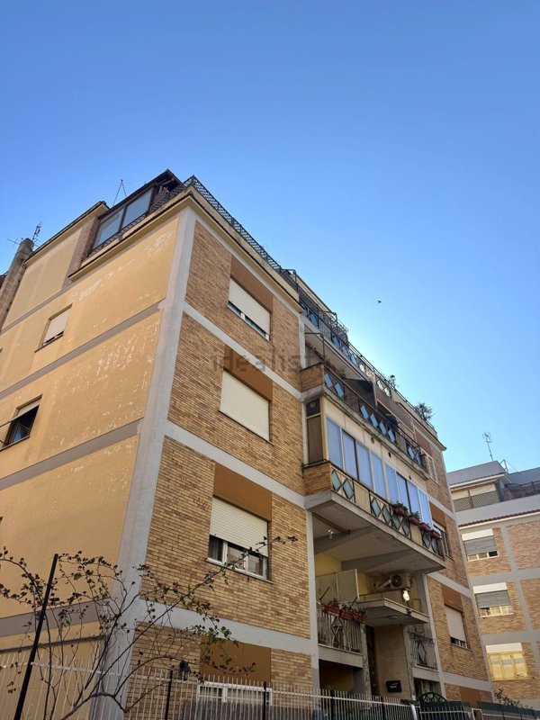 appartamento in vendita a Roma in zona Tomba di Nerone