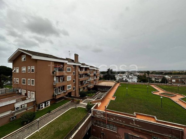 appartamento in vendita a Roma in zona Axa